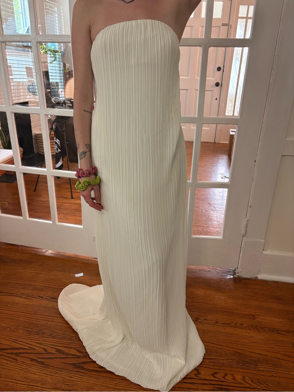 Simple & chic wedding gown - Picture 9 of 13